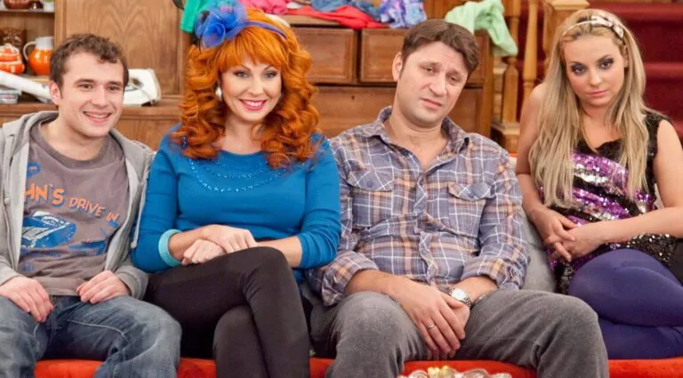 Момент из сериала Счастливы вместе